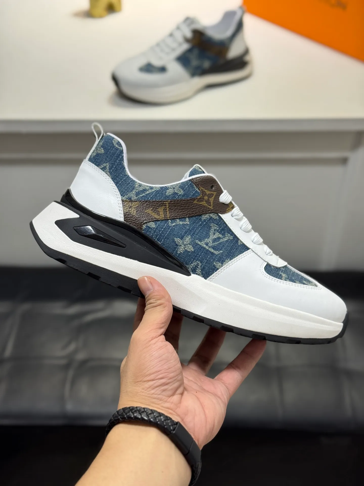Men's shoes 💰440 [New style] 🐛🐛Top original Louis Vuitton®️ trendy and fashionable yet low-key men's casual shoes, LV cowhide leather upper with denim, comfortable and breathable, sheepskin lining, original rubber outsole, 2 colors available ~ a must-have for stylish men. Size: 38-44 (45 customized